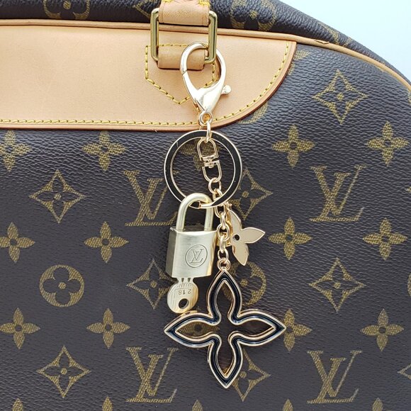 Authentic Louis Vuitton Lock & Key with Unbranded Clover Charm, Keychain 021226 - Picture 6 of 10